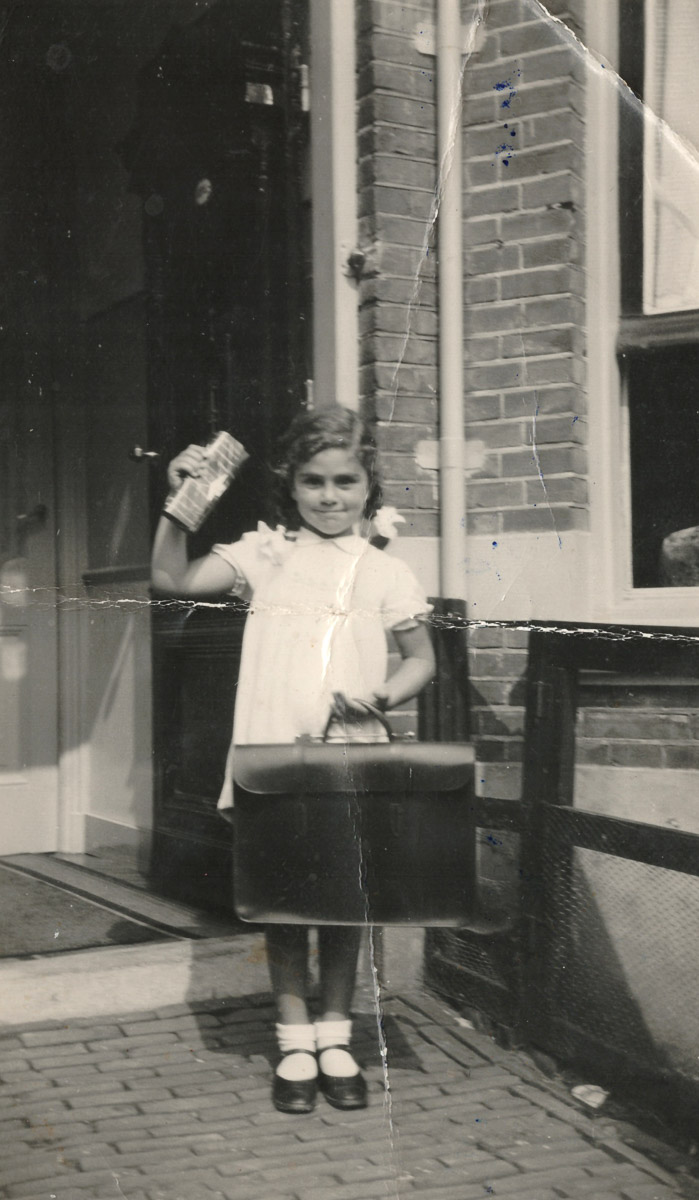 2 Irma Dessaur 7 jaar 1938 eerste schooldag 1