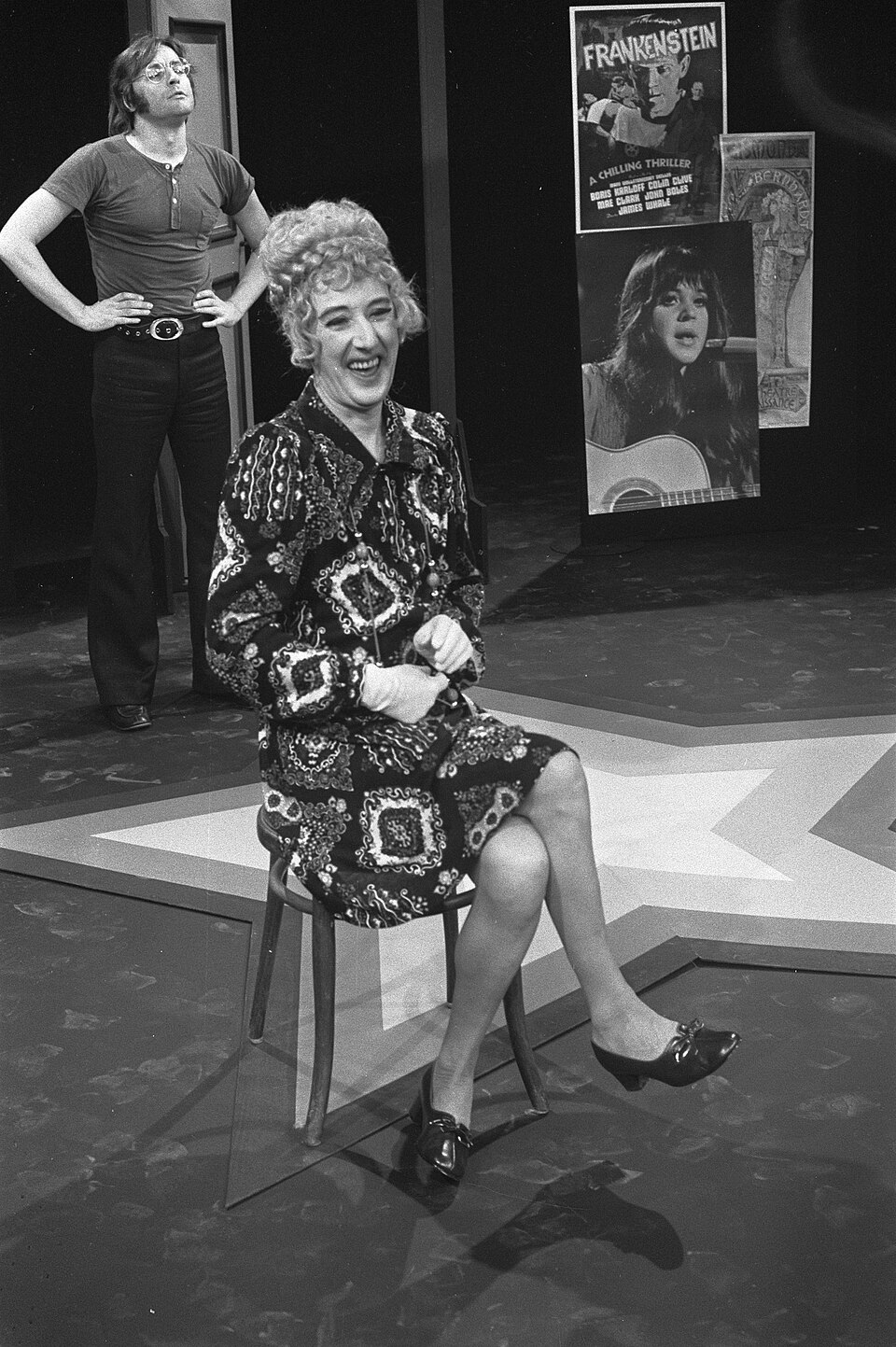 Albert Mol als vrouw verkleed in TV programma A star is born, Bestanddeelnr 925 8440