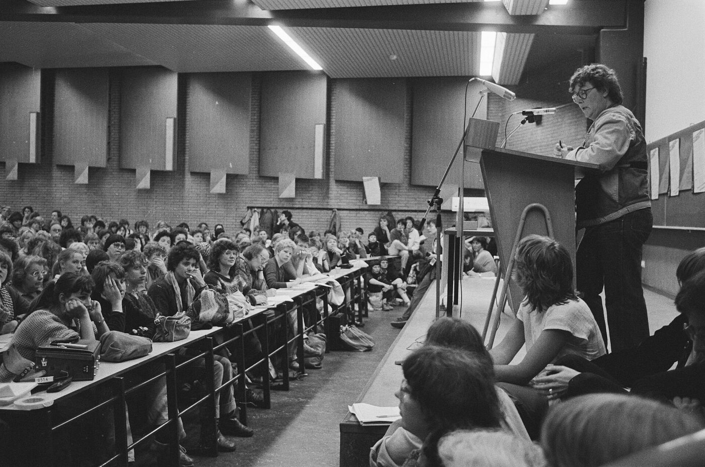 Opdracht GDP, opening van de Zomeruniversiteit Vrouwenstudies 1981, Annemarie Gr, Bestanddeelnr 931 5706