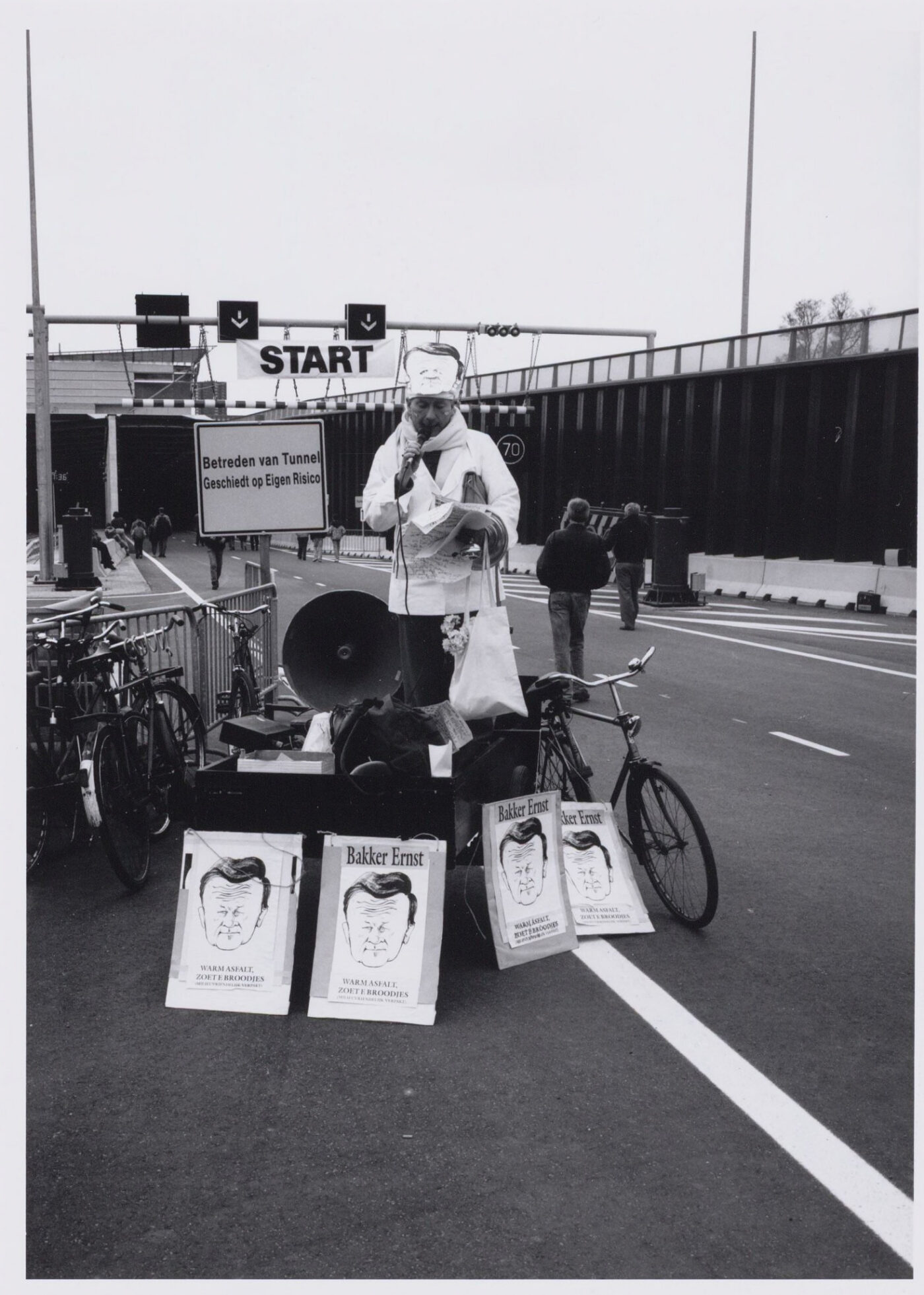 Fabiola demonstreert Stadsarchief Amsterdam Freerk de Vos