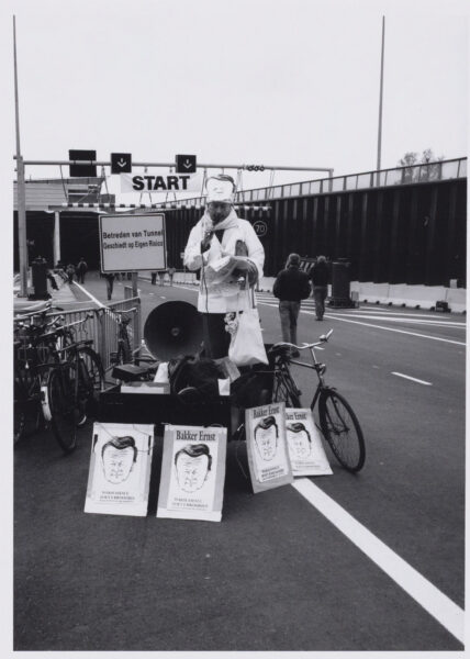 Fabiola demonstreert Stadsarchief Amsterdam Freerk de Vos