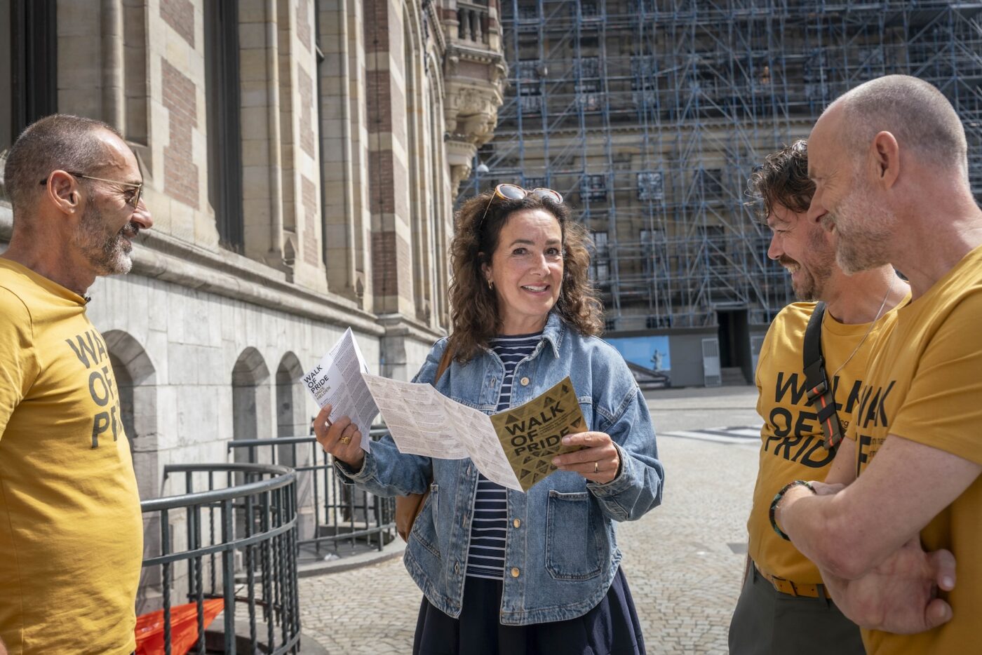 Langs de Walk of Pride met burgemeester Femke Halsema 1