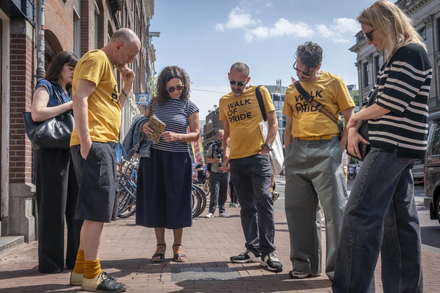 Langs de Walk of Pride met burgemeester Femke Halsema 2